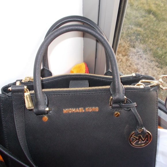 Michael Kors Cynthiana Black Saffiano Leather Hand - Picture 2 of 13
